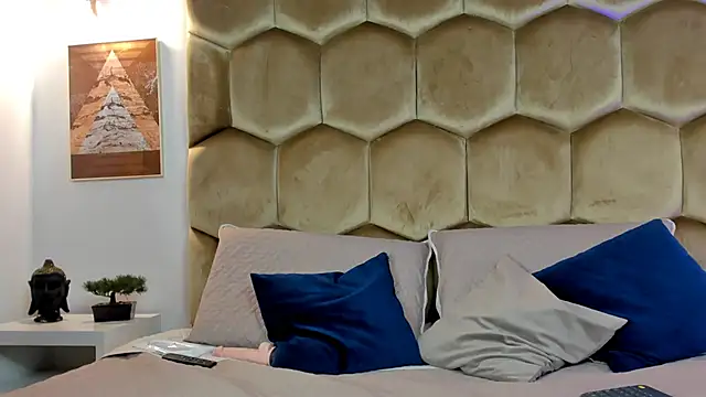 Show modela Mia_Reyesjs na web-kameri