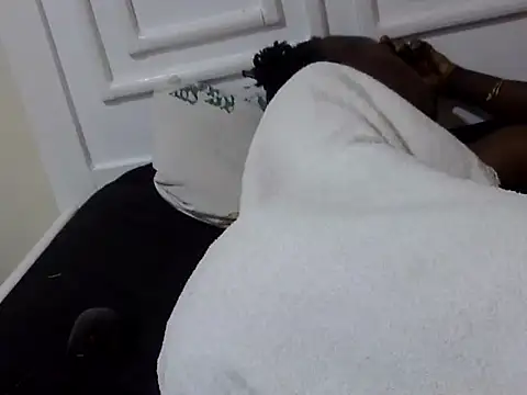 chedza1523: διαδικτυακό σόου στην κάμερα