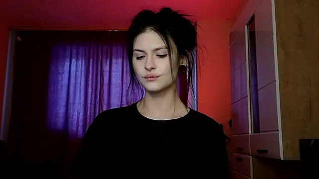 Emily__Mooree Adlı Modelin Canlı XXX Sohbeti