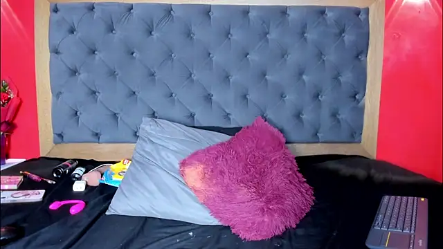 YayaHilton Chat XXX live