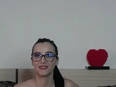 IvyCole Adlı Modelin Canlı XXX Sohbeti