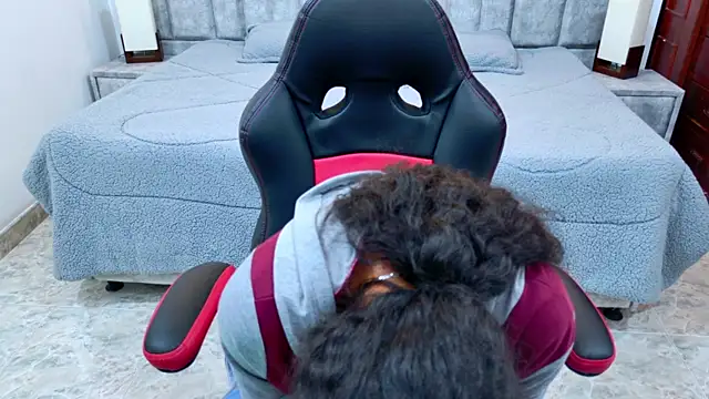 Онлайн чат XXX laureentt_