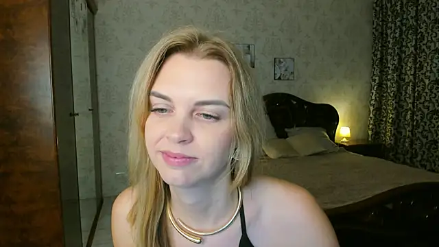 LunaFlinn live XXX chat