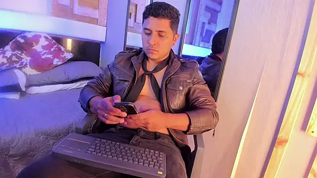 Show modela ThomasMontero na web-kameri