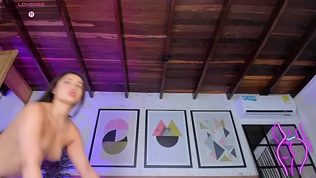 MiaKay1のライブXXXチャット