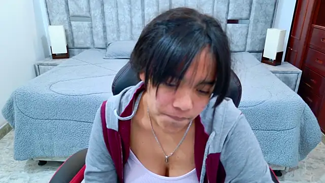 XXX chat uživo modela laureentt_