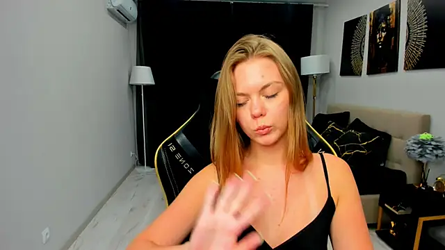 Strawberrye: απευθείας συνομιλία ΧΧΧ