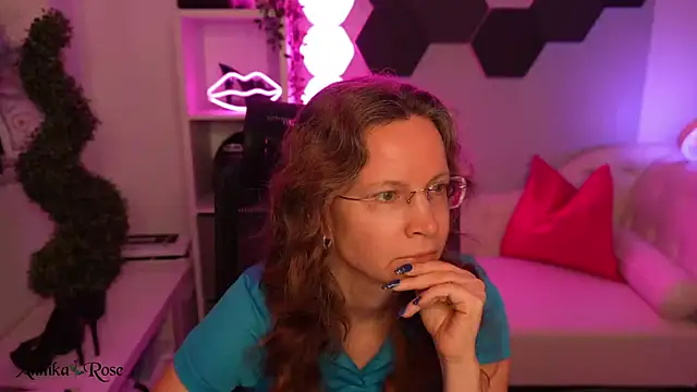 AnnikaRose Adlı Modelin Canlı XXX Sohbeti