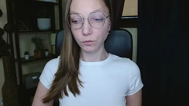 EmillyPlay: онлайн-секс-чат