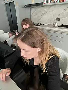 Nura_n_Sarah webkamerás műsora