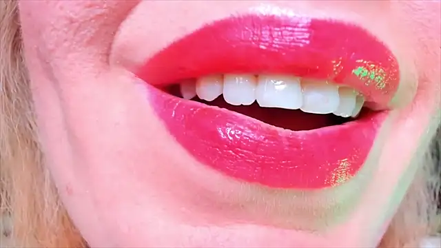 HotTiffani élő XXX-chatje