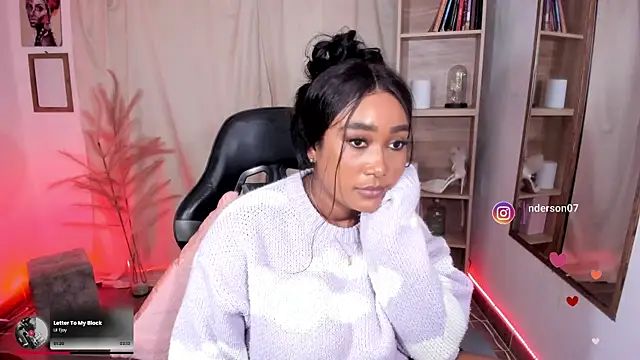 alessia_anderson Show in webcam