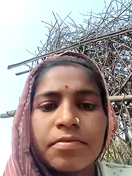 Show modela Gungun_thakur na web-kameri