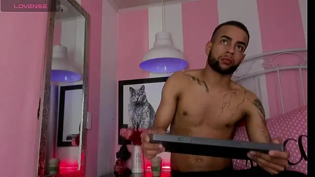 Show modela Aiden_Cash7 na web-kameri