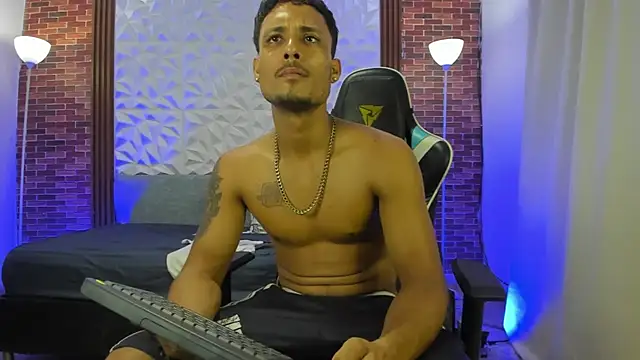 The_twinks_ élő XXX-chatje