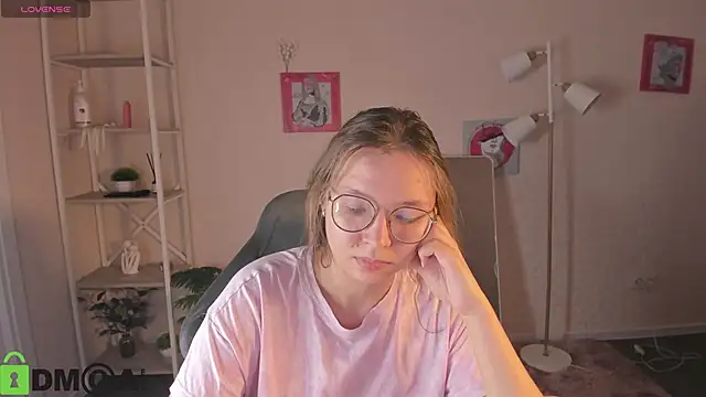 Nuura_Moore live XXX chat