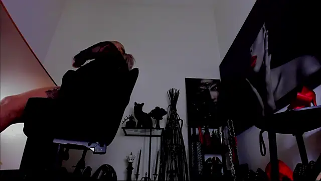 Chatroom XXX en direct de MistressDemi