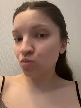 MelaniGrand Adlı Modelin Canlı XXX Sohbeti