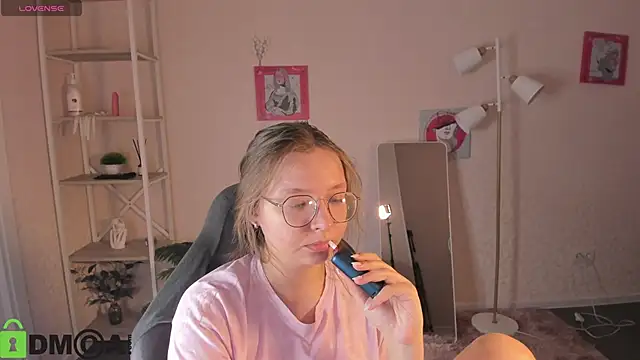 Nuura_Moore élő XXX-chatje