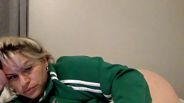 toomuchofafreak's Live XXX Chat