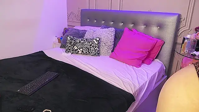 ZuriSaint Chat XXX live