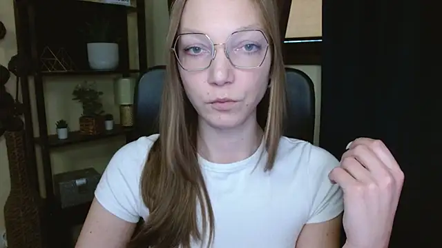 EmillyPlay Adlı Modelin Canlı XXX Sohbeti