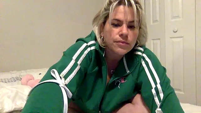 toomuchofafreak: διαδικτυακό σόου στην κάμερα