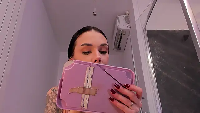 Chat +18 de realhotfallingdevil ao vivo