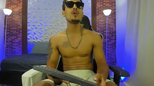 The_twinks_ élő XXX-chatje