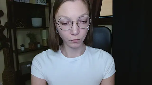 XXX chat uživo modela EmillyPlay