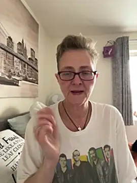 Curvy-Jinx live XXX chat