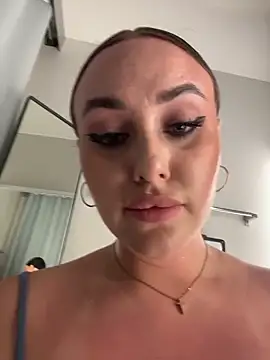 XXX chat uživo modela KiraSunshine