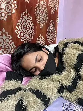 Sandhya_77: διαδικτυακό σόου στην κάμερα