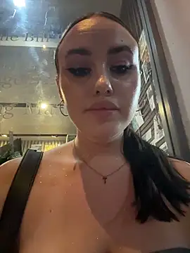 Chatroom XXX en direct de KiraSunshine