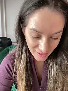 XXX chat uživo modela HotXMom_