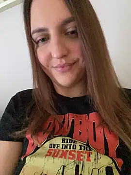 AliceDesmee Chat XXX in diretta