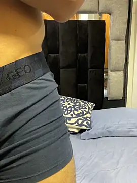 MR_MUSCLE élő XXX-chatje