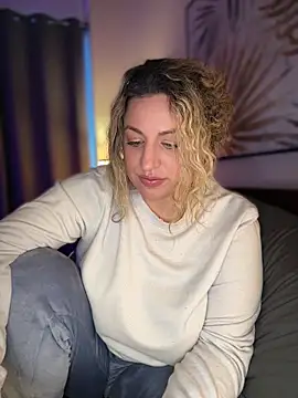 miamellycious Adlı Modelin Web Kamerası Şovu