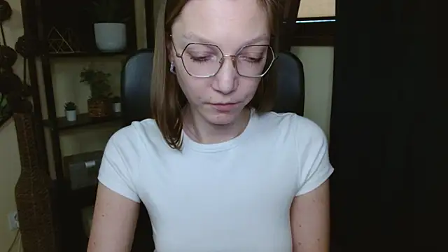 EmillyPlay Adlı Modelin Canlı XXX Sohbeti