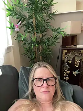 دردشة SuzieSub الجنسية المباشرة