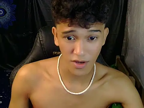 Chat XXX en directo de hugekenbigcock