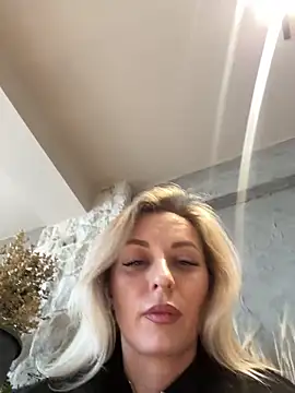 VikaBunny1 Adlı Modelin Canlı XXX Sohbeti