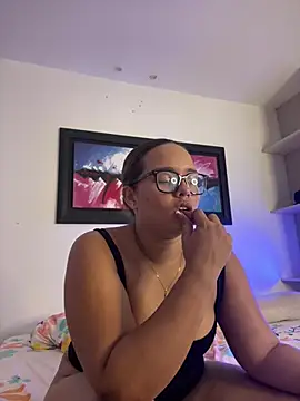 Chat XXX en directo de Kira_Spiicy