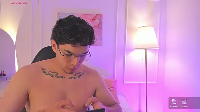 Axel_Creed: διαδικτυακό σόου στην κάμερα