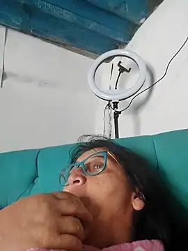 clarita_01 Show in webcam