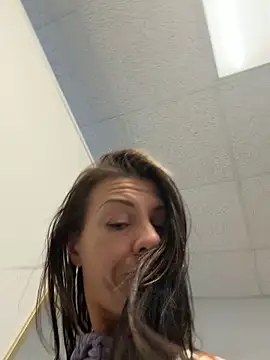 tastemecaroline: διαδικτυακό σόου στην κάμερα