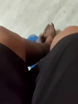 aryanvfit: διαδικτυακό σόου στην κάμερα