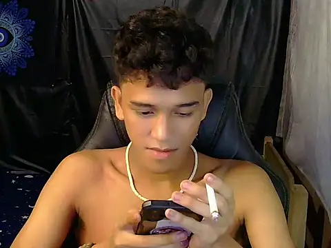 hugekenbigcock Chat XXX in diretta