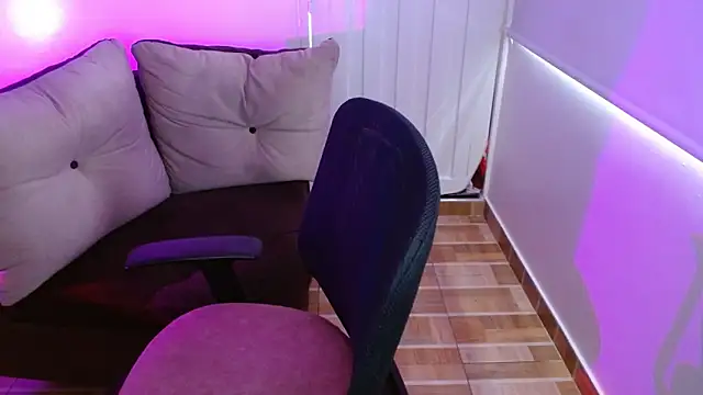 milfrousse লাইভ XXX চ্যাট