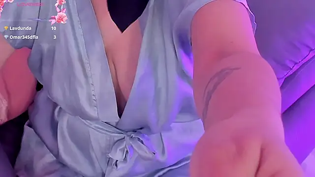 Jadde_hamad: διαδικτυακό σόου στην κάμερα